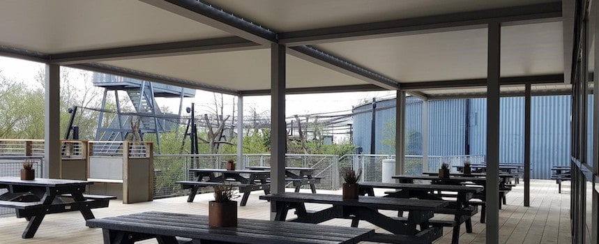 2Restaurant-og-cafeoverdaekning-i-randers-regnskov-med-oplukkeligt-lameltag-alument2