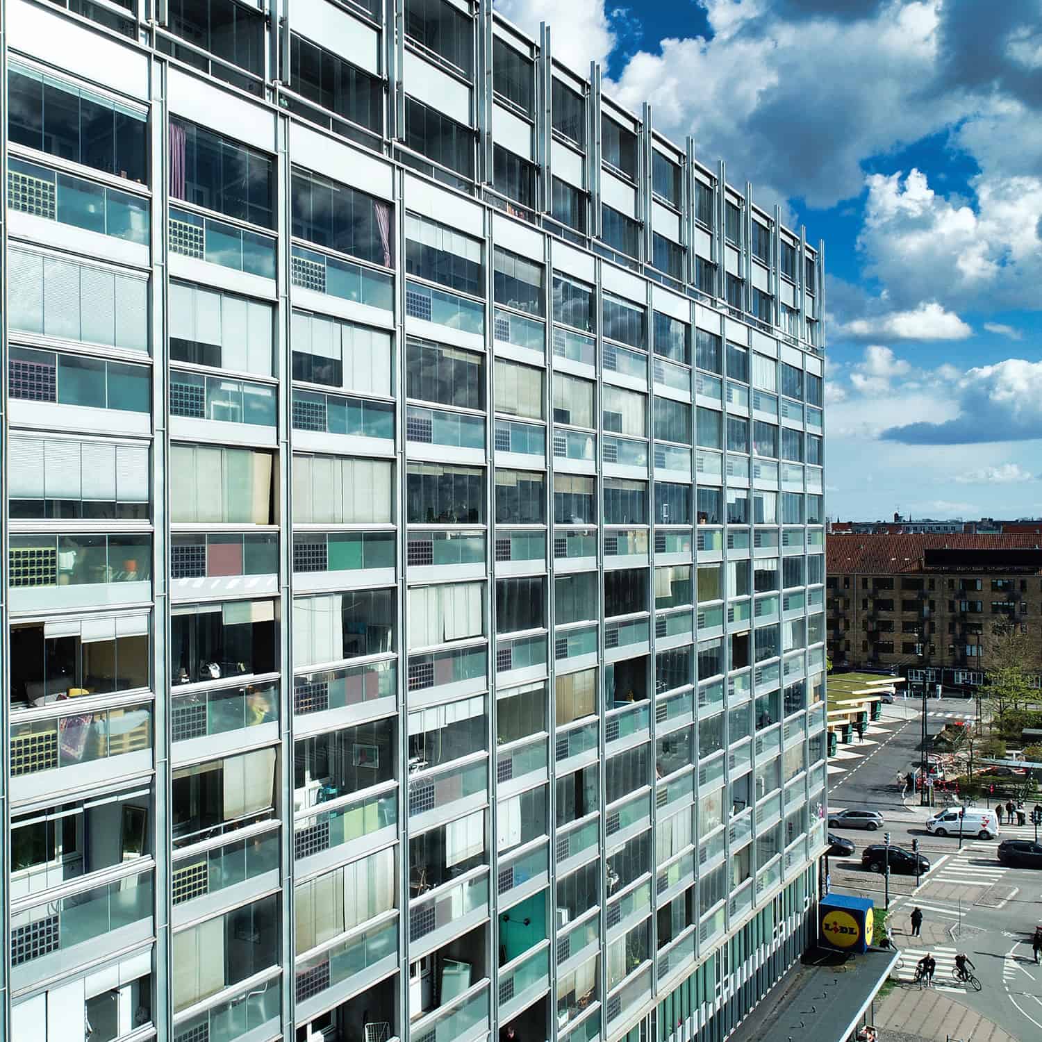 DVB Kollektivhuset København har fået renoveret altanerne og monteret ny glasinddækning & klimaskærm