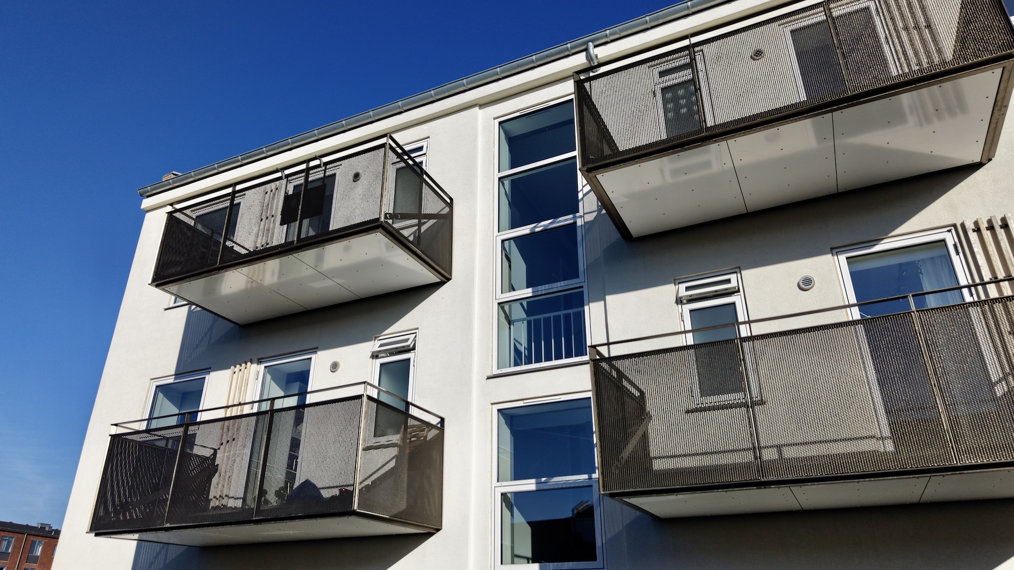 Nyt rækværk på svalegangen på Østerbro - Alumentdk